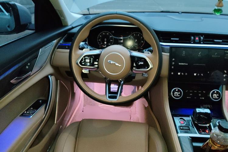 Used Jaguar XFL 2025 Model—2.0T P250, Two-Wheel Drive, Premium Luxury Edition Steering Wheel