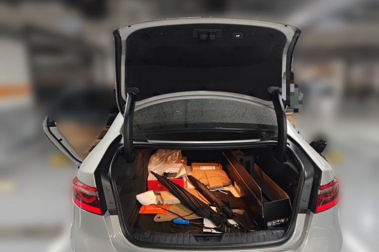 Used Jaguar XFL 2025 Model—2.0T P250, Two-Wheel Drive, Premium Luxury Edition Trunk
