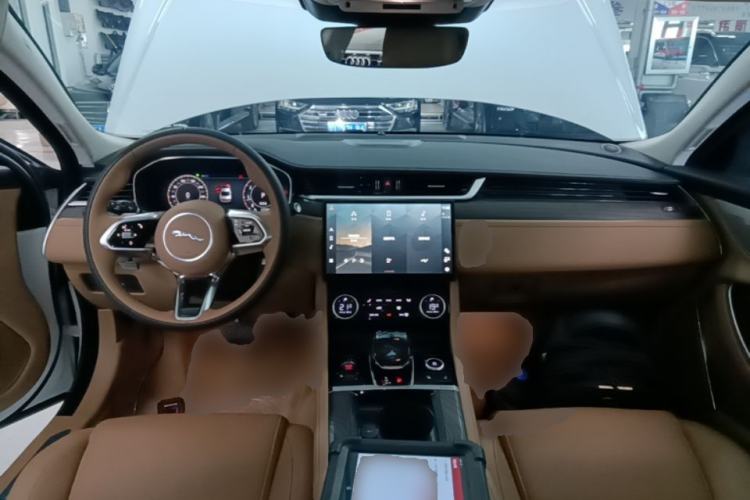 Used Jaguar XFL 2025 Model—2.0T P250, Two-Wheel Drive, Premium Luxury Edition Center Console