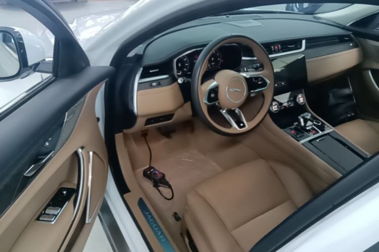 Used Jaguar XFL 2025 Model—2.0T P250, Two-Wheel Drive, Premium Luxury Edition Driver Seat