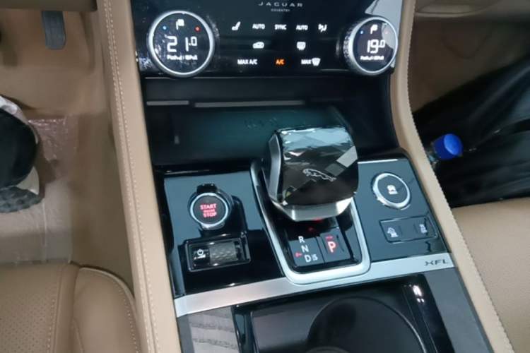 Used Jaguar XFL 2025 Model—2.0T P250, Two-Wheel Drive, Premium Luxury Edition Gear Lever