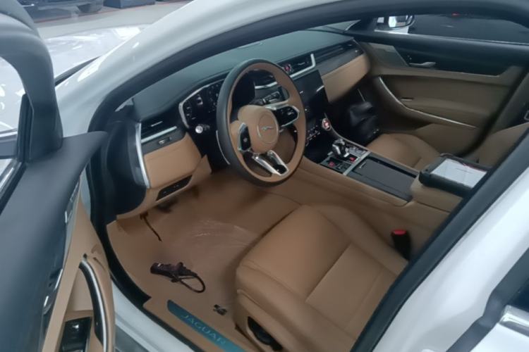 Used Jaguar XFL 2025 Model—2.0T P250, Two-Wheel Drive, Premium Luxury Edition Left Front Seat