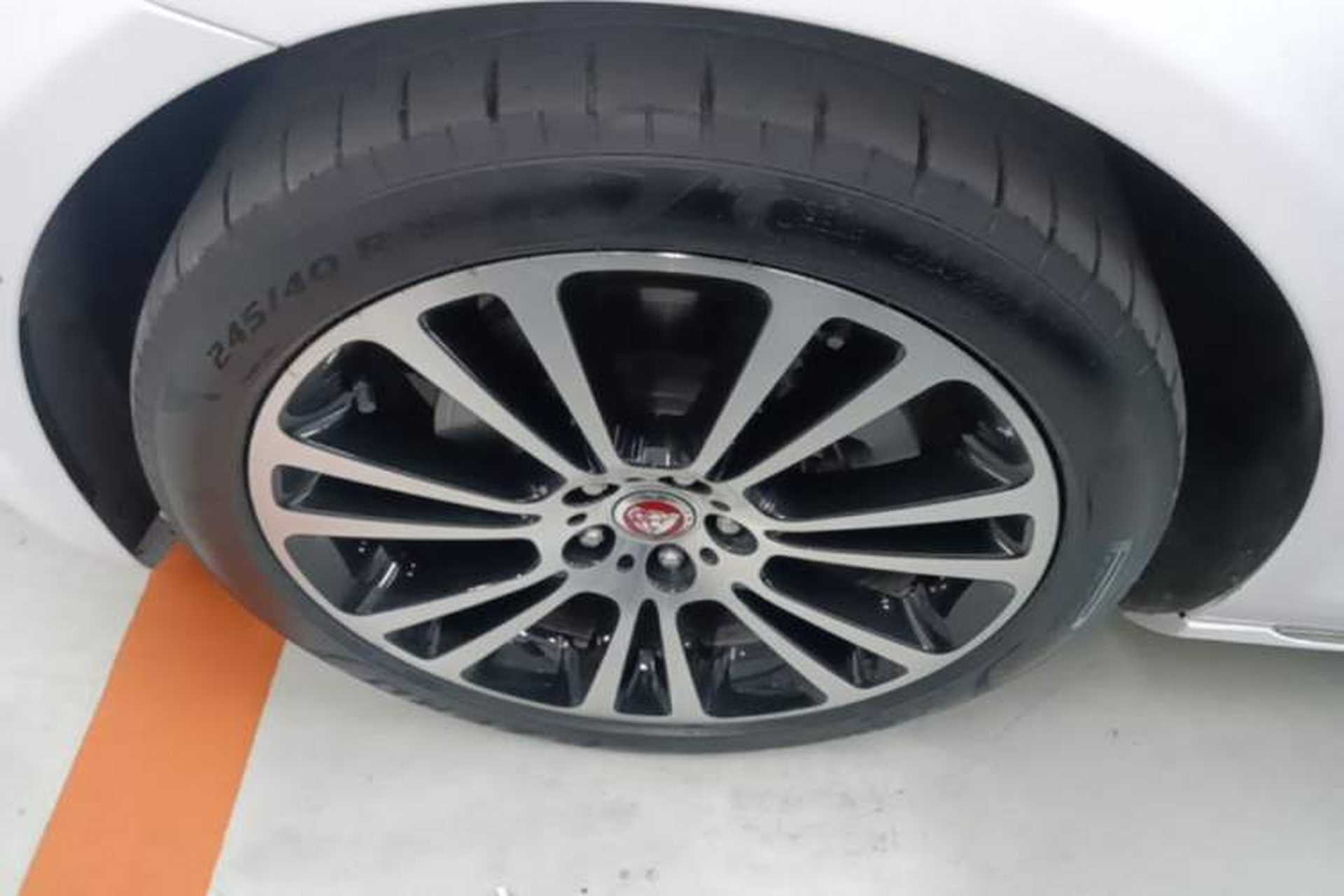 Used Jaguar XFL 2025 Model—2.0T P250, Two-Wheel Drive, Premium Luxury Edition Left Front Wheel Hub