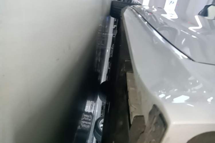Used Jaguar XFL 2025 Model—2.0T P250, Two-Wheel Drive, Premium Luxury Edition Left Side Sill