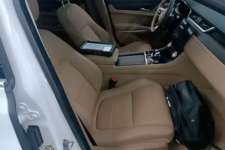 Used Jaguar XFL 2025 Model—2.0T P250, Two-Wheel Drive, Premium Luxury Edition Right Front Seat