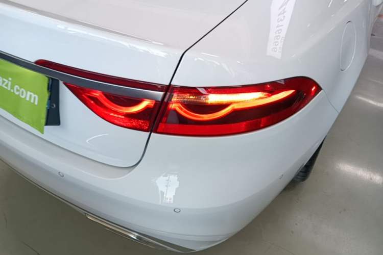 Used Jaguar XFL 2025 Model—2.0T P250, Two-Wheel Drive, Premium Luxury Edition Right Rear Taillight