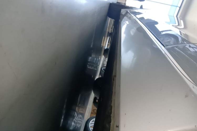 Used Jaguar XFL 2025 Model—2.0T P250, Two-Wheel Drive, Premium Luxury Edition Right Side Sill