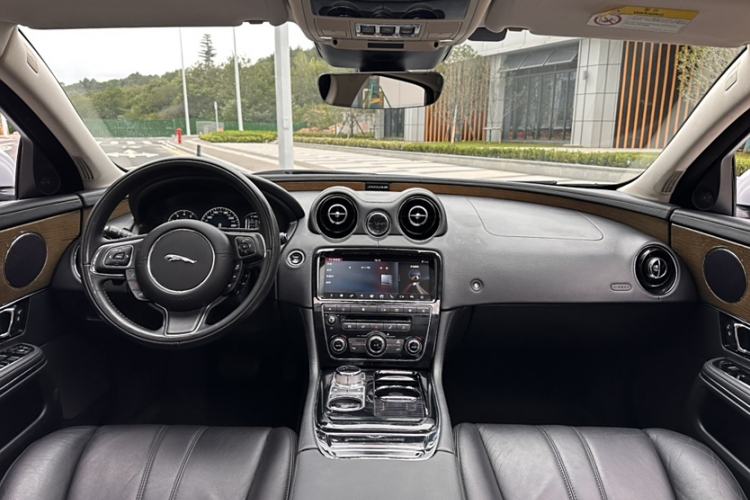 Used Jaguar XJ 2018 XJL 3.0 SC Two-Wheel-Drive Elegant Business Edition Interior 2