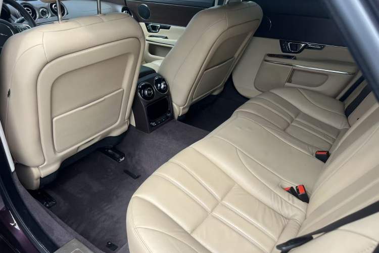 Used Jaguar XJ 2016 XJL 3.0 SC Two-Wheel-Drive Elegant Business Edition Interior 10