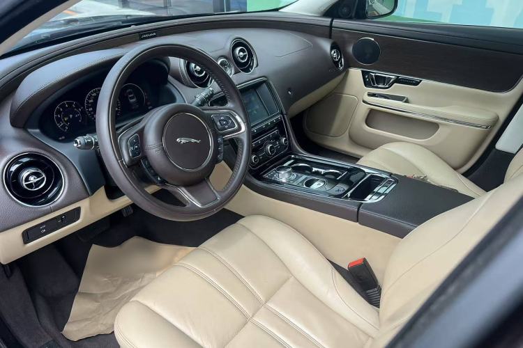 Used Jaguar XJ 2016 XJL 3.0 SC Two-Wheel-Drive Elegant Business Edition Interior 9