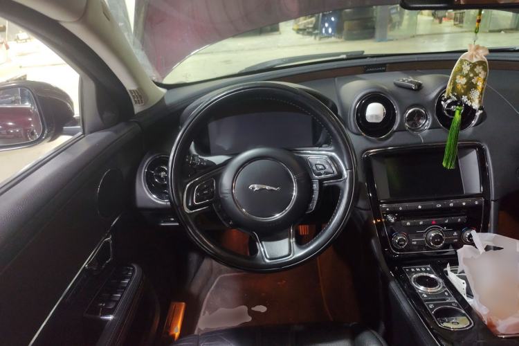 Used Jaguar XJ 2016 XJL 3.0 SC Two-Wheel-Drive Elegant Business Edition Steering Wheel
