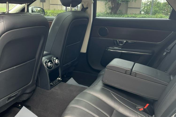 Used Jaguar XJ 2016 XJL 2.0T Two-Wheel-Drive Elegant Business Edition Interior 1