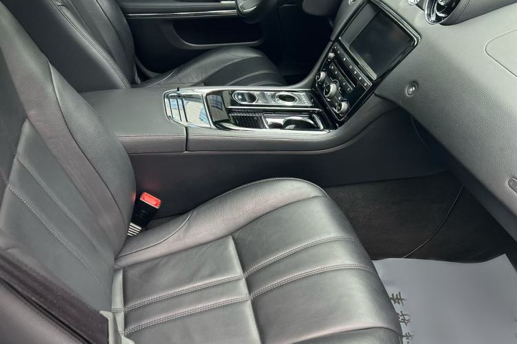 Used Jaguar XJ 2016 XJL 2.0T Two-Wheel-Drive Elegant Business Edition Interior 3