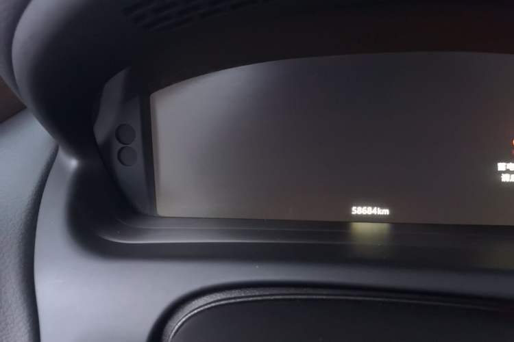 Used Jaguar XJ 2016 XJL 2.0T Two-Wheel-Drive Elegant Business Edition Odometer Close Up