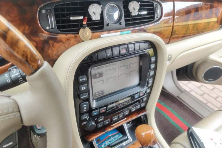 Used Jaguar XJ 2007 XJ6L 3.0 Royal Extended-Length Model Audio And AC Panel