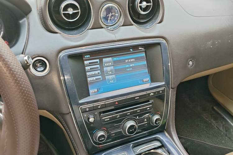 Used Jaguar XJ 2011 XJL 3.0 Panoramic Business Edition Audio And AC Panel