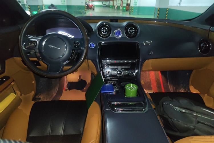 Used Jaguar XJ 2011 XJL 3.0 Panoramic Business Edition Center Console