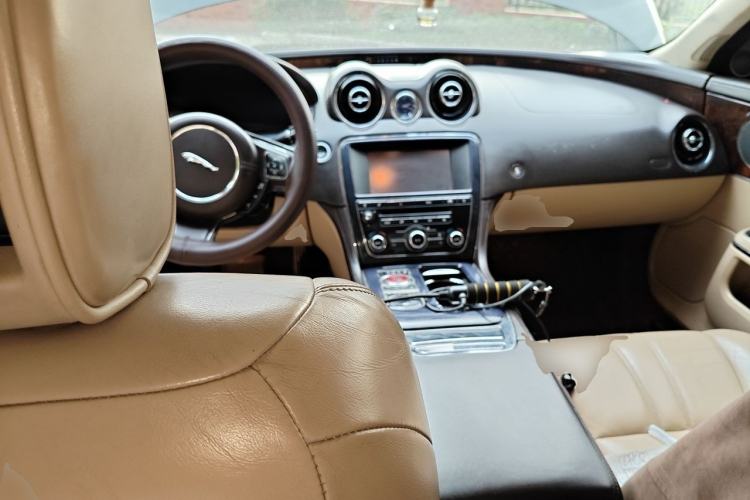 Used Jaguar XJ 2011 XJL 3.0 Panoramic Business Edition Center Console