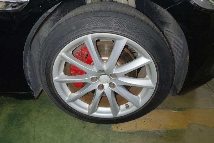 Used Jaguar XJ 2011 XJL 3.0 Panoramic Business Edition Right Front Wheel Hub