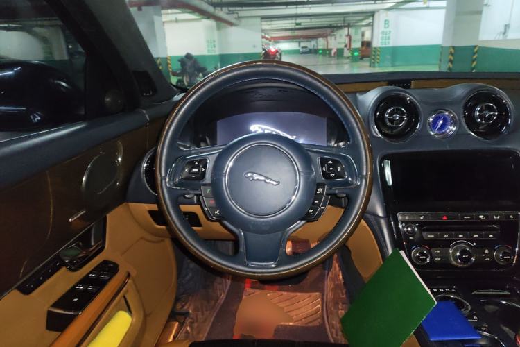 Used Jaguar XJ 2011 XJL 3.0 Panoramic Business Edition Steering Wheel