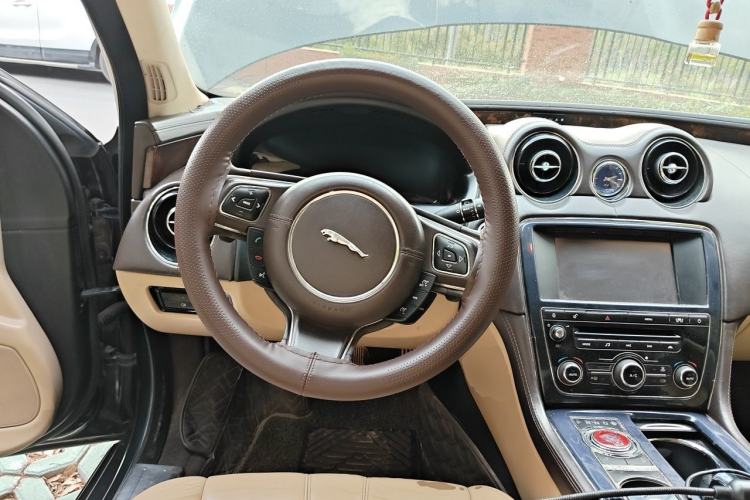 Used Jaguar XJ 2011 XJL 3.0 Panoramic Business Edition Steering Wheel