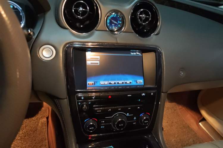 Used Jaguar XJ 2011 XJL 3.0 Panoramic Business Edition Audio And AC Panel