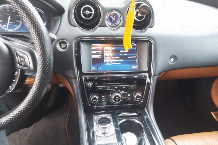 Used Jaguar XJ 2011 XJL 5.0 Flagship Prestige Edition Audio And AC Panel