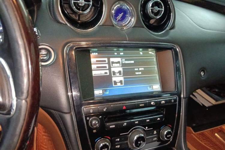Used Jaguar XJ 2011 XJL 3.0 Panoramic Business Edition Audio And AC Panel