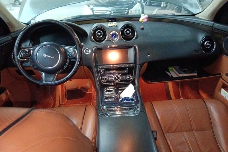 Used Jaguar XJ 2011 XJL 3.0 Panoramic Business Edition Center Console