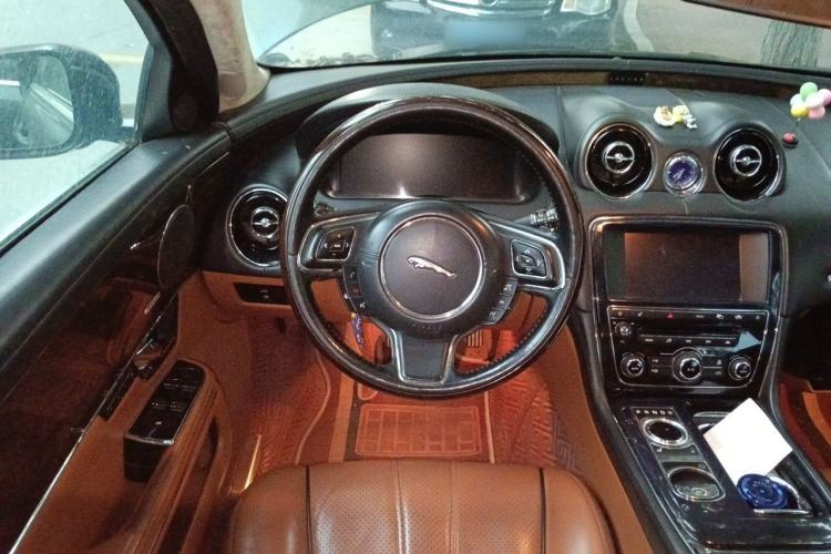 Used Jaguar XJ 2011 XJL 3.0 Panoramic Business Edition Steering Wheel
