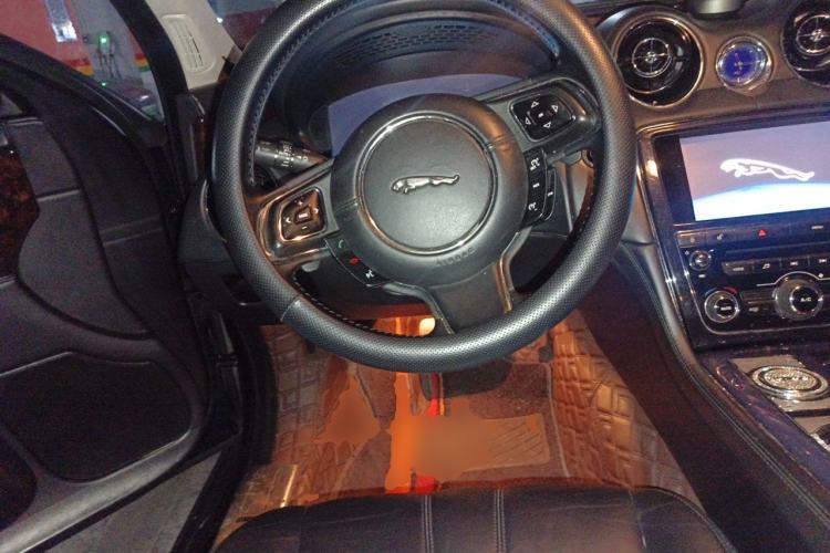 Used Jaguar XJ 2011 XJL 3.0 Panoramic Business Edition Steering Wheel