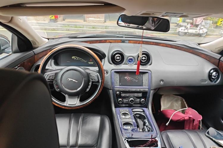 Used Jaguar XJ 2011 XJL 3.0 Panoramic Business Edition Center Console