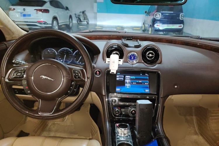 Used Jaguar XJ 2011 XJL 3.0 Panoramic Business Edition Center Console