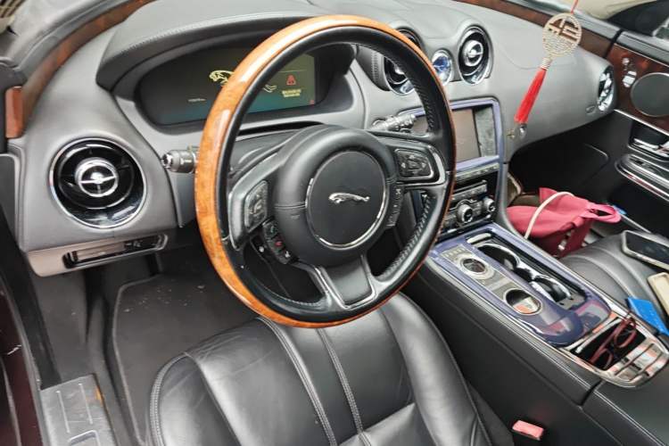 Used Jaguar XJ 2011 XJL 3.0 Panoramic Business Edition Steering Wheel