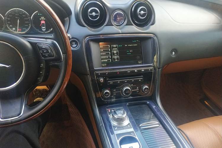 Used Jaguar XJ 2011 XJL 3.0 Panoramic Business Edition Audio And AC Panel