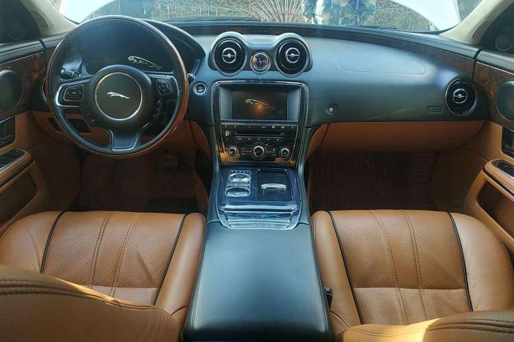 Used Jaguar XJ 2011 XJL 3.0 Panoramic Business Edition Center Console