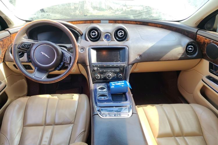 Used Jaguar XJ 2011 XJL 3.0 Panoramic Business Edition Center Console