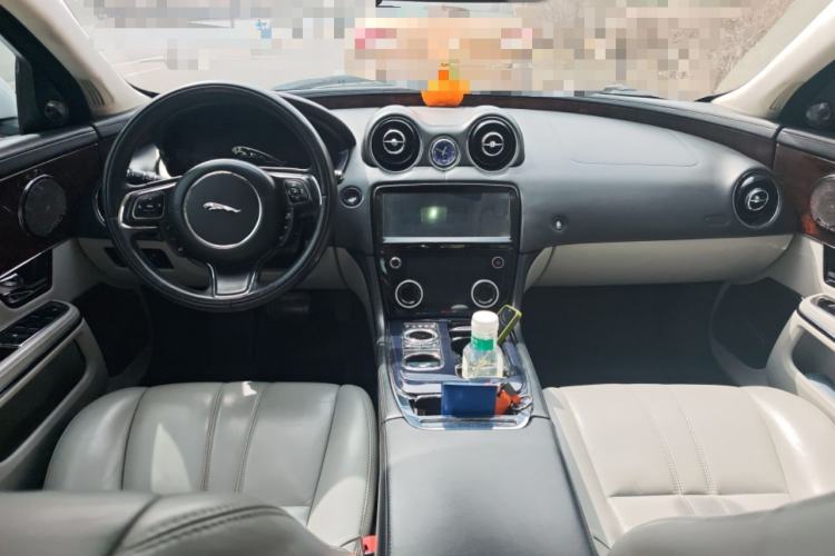 Used Jaguar XJ 2011 XJL 3.0 Panoramic Business Edition Center Console