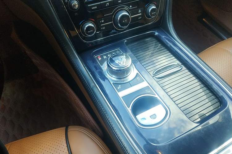 Used Jaguar XJ 2011 XJL 3.0 Panoramic Business Edition Gear Lever