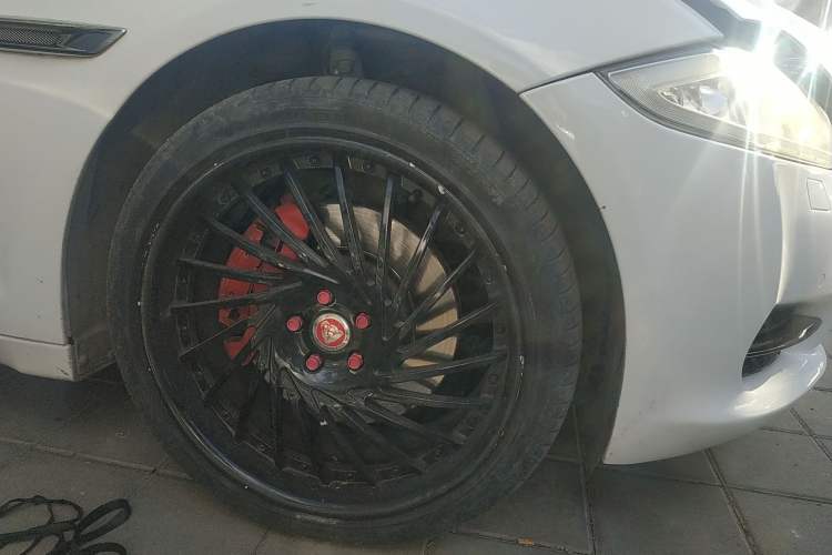 Used Jaguar XJ 2011 XJL 3.0 Panoramic Business Edition Right Front Wheel Hub