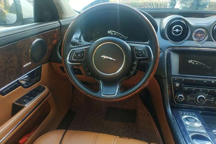 Used Jaguar XJ 2011 XJL 3.0 Panoramic Business Edition Steering Wheel