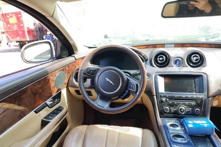 Used Jaguar XJ 2011 XJL 3.0 Panoramic Business Edition Steering Wheel