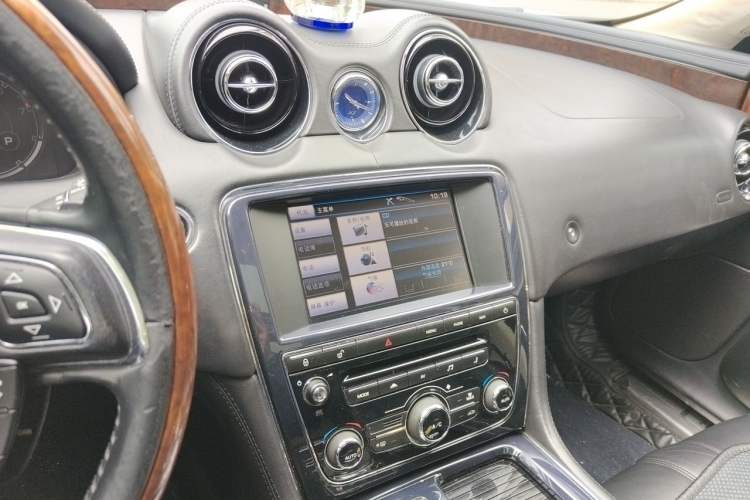 Used Jaguar XJ 2012 XJL 3.0 Panoramic Business Edition Audio And AC Panel
