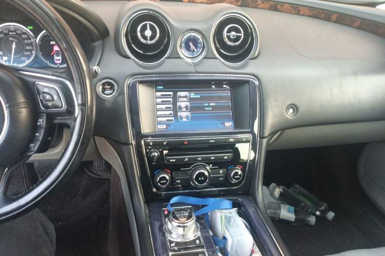 Used Jaguar XJ 2012 XJL 3.0 Panoramic Business Edition Audio And AC Panel