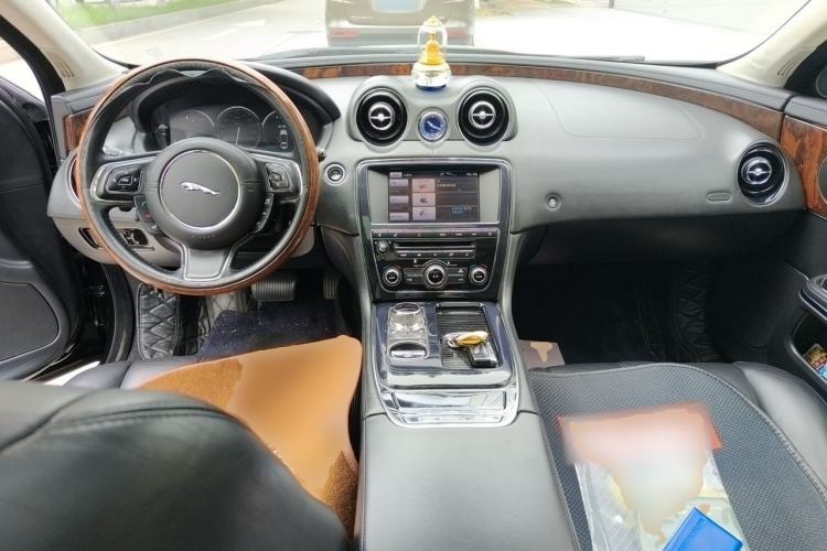 Used Jaguar XJ 2012 XJL 3.0 Panoramic Business Edition Center Console