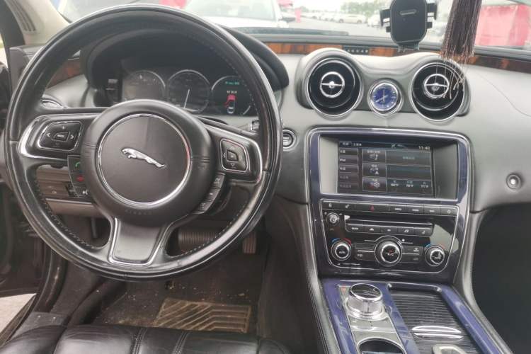 Used Jaguar XJ 2012 XJL 3.0 Panoramic Business Edition Center Console