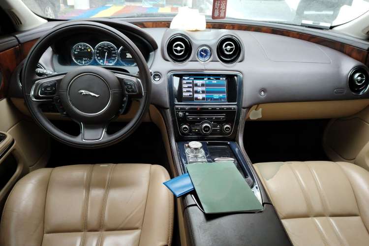 Used Jaguar XJ 2012 XJL 3.0 Panoramic Business Edition Center Console