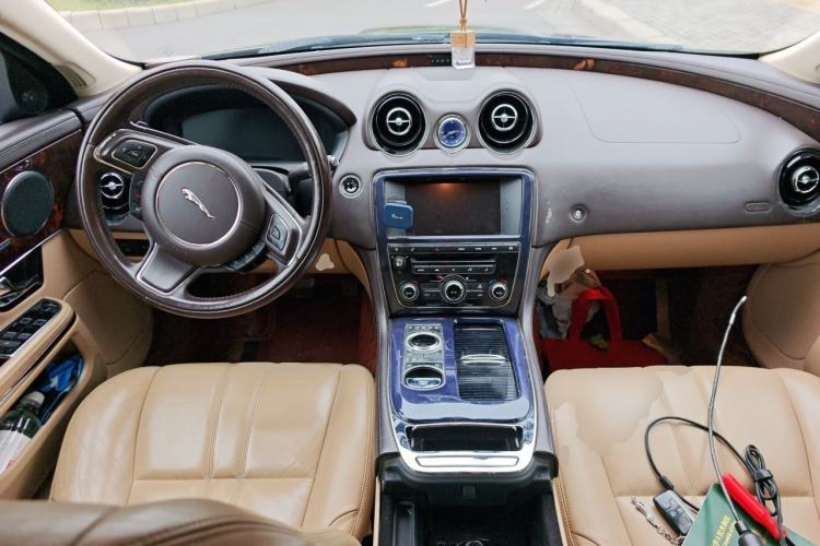 Used Jaguar XJ 2012 XJL 3.0 Panoramic Business Edition Center Console