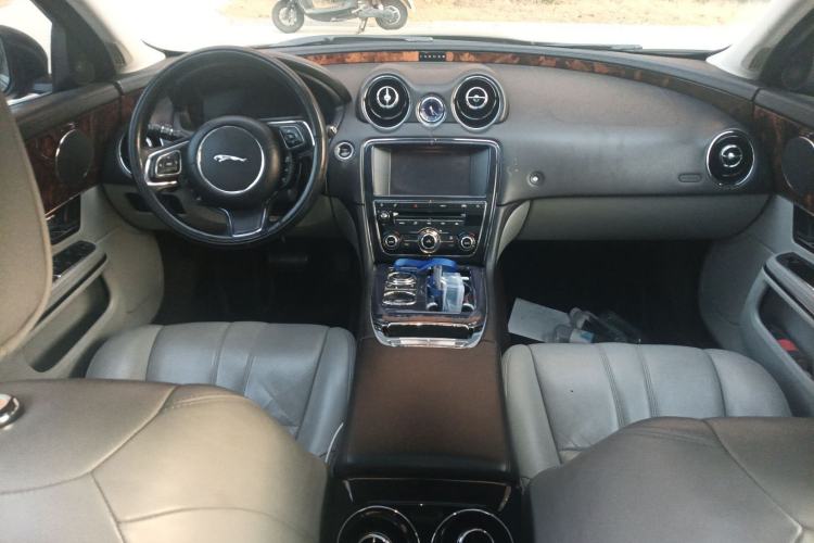 Used Jaguar XJ 2012 XJL 3.0 Panoramic Business Edition Center Console