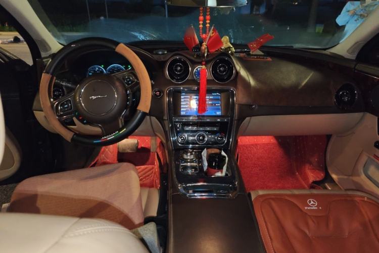 Used Jaguar XJ 2012 XJL 3.0 Panoramic Business Edition Center Console